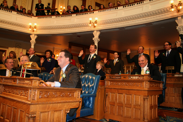 Returning members of the State Senate are sworn in